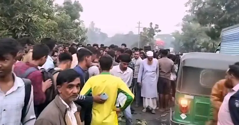 দুর্ঘটনার পর পুলিশ ও স্থানীয়রা ঘটনাস্থলে এসেছেন